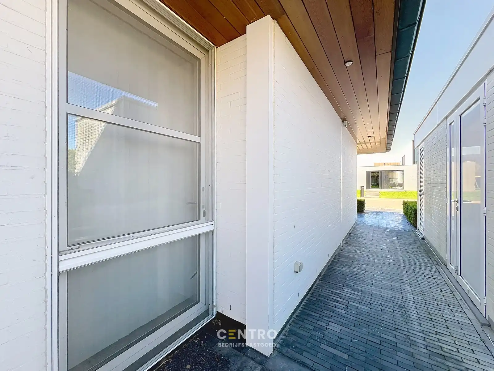 Instapklare, gemeubileerde KANTOORRUIMTE TE HUUR met 5 private parkeerplaatsen voor de deur. Op strategische ligging te Roeselare! foto 16