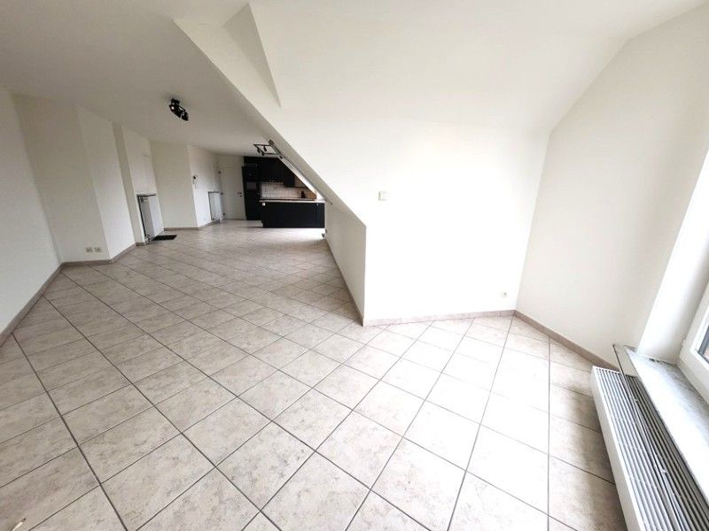 Gerenoveerd 1 slaapkamer appartement TE HUUR ZONDER SYNDICKOST op de markt van Wakken! foto 4