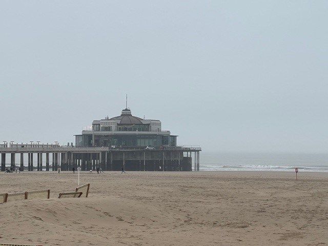Gemeubelde studio met lateraal zee- en duinenzicht foto 7