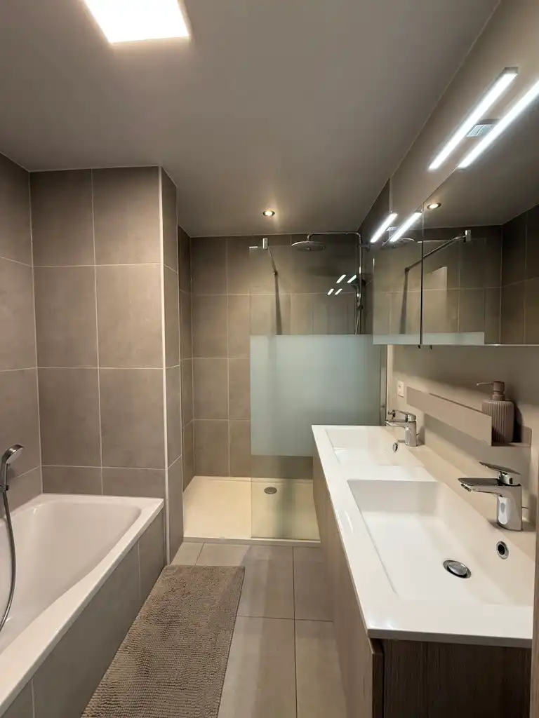 Tweeslaapkamerappartement op toplocatie met parkeerplaatsen foto 9