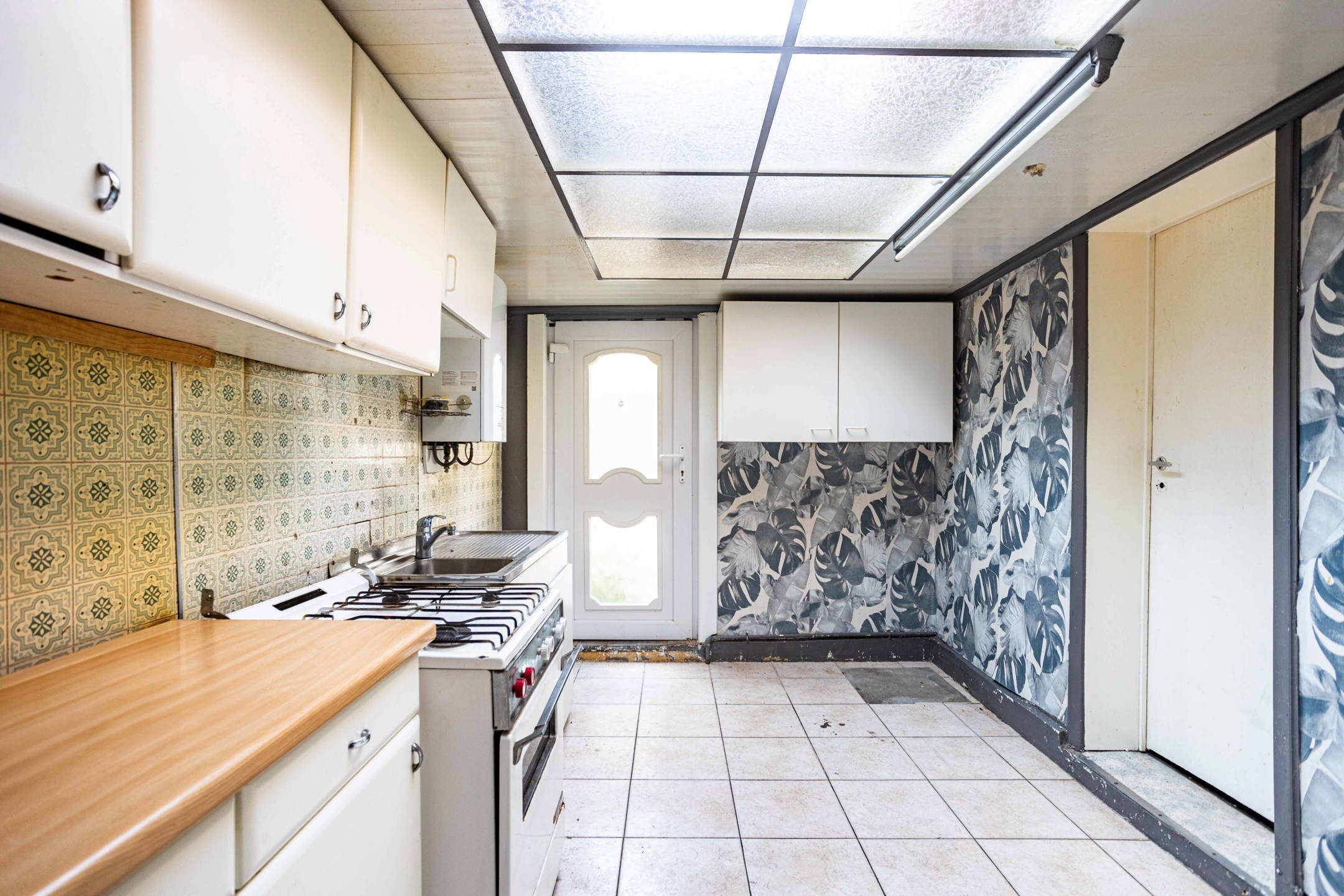 Te renoveren woning met terras op interessante locatie! foto 7