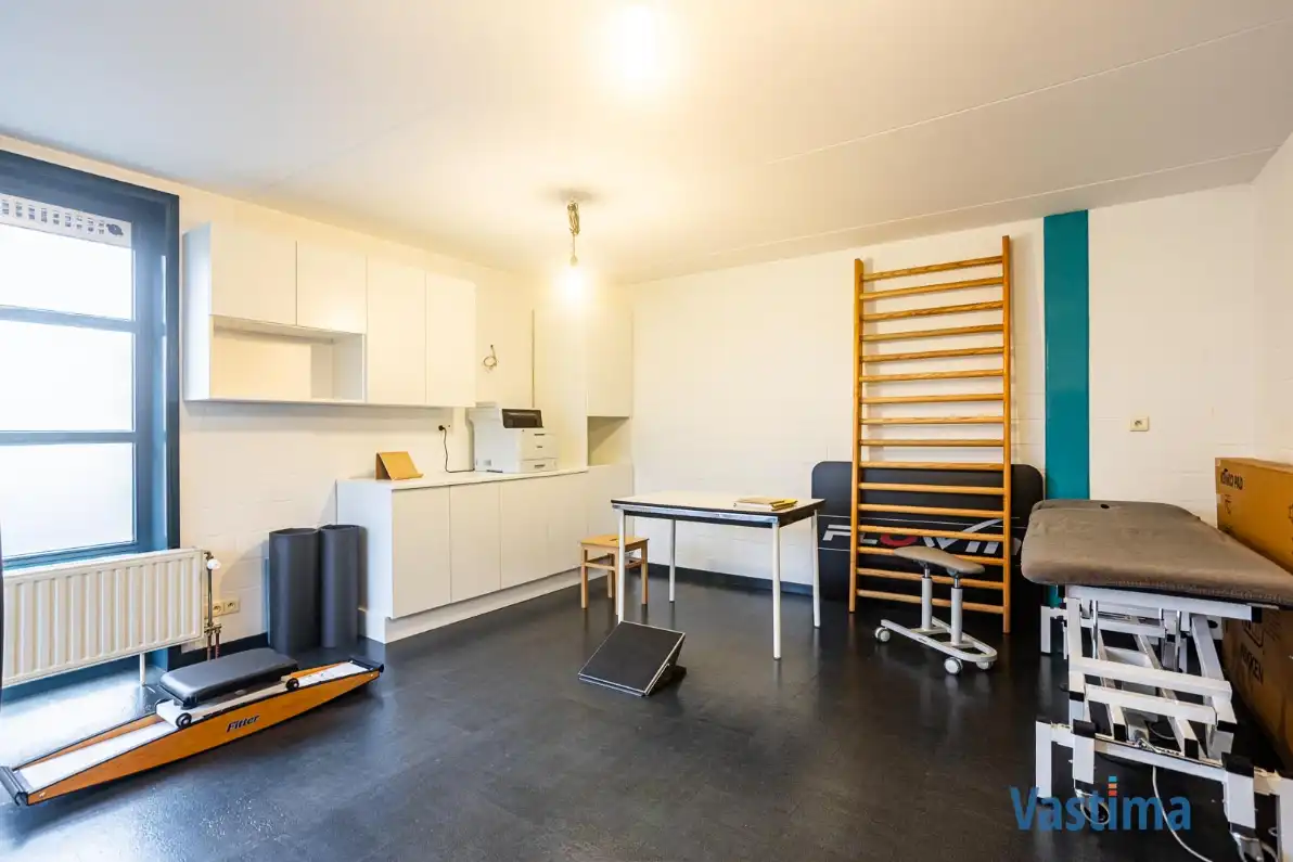 Ruime halfopen gezinswoning met praktijkruimte en tuin foto 14