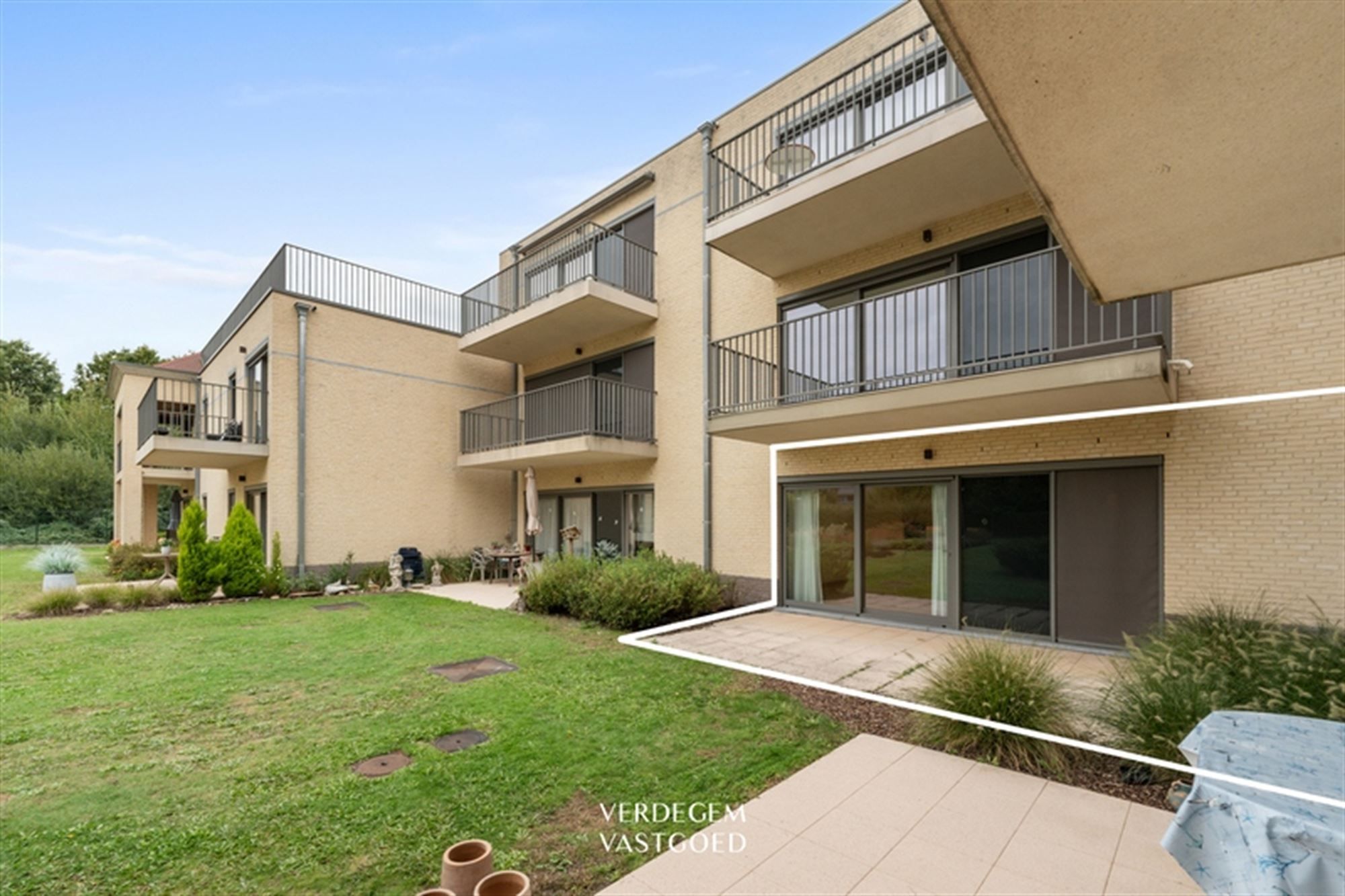 Comfortabel wonen met extra service: gelijkvloers assistentie-appartement met autostaanplaats foto {{pictureIndex}}