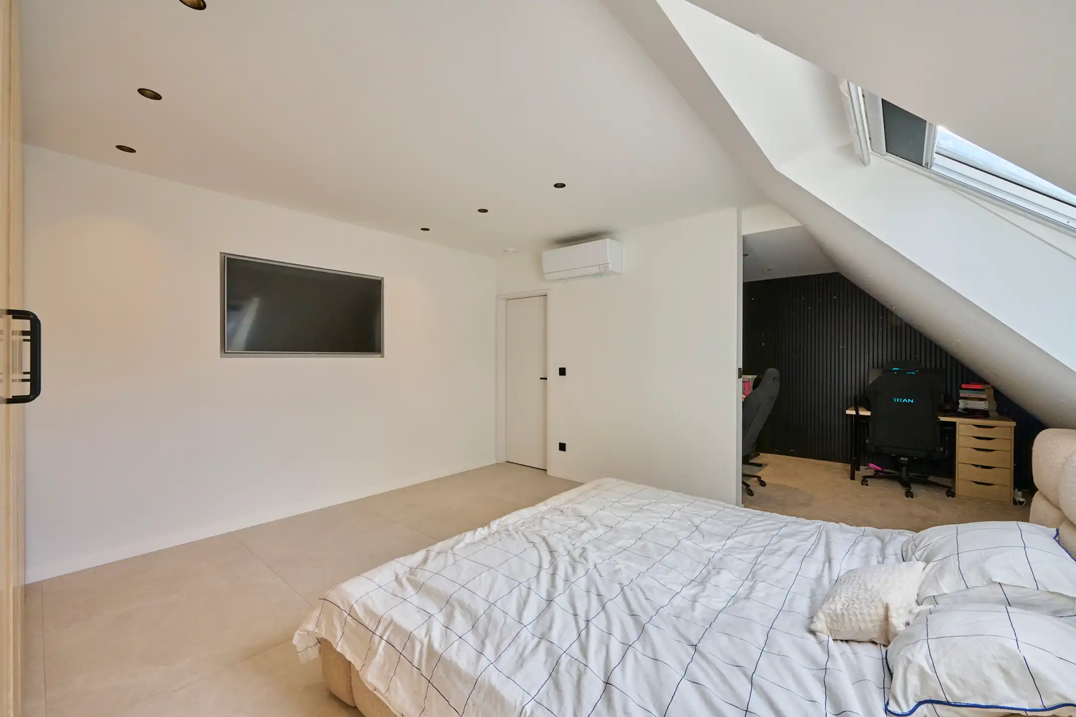 ZEER RUIM MODERN EN LICHTRIJK TRIPLEX APPARTEMENT VAN 160m² foto 8