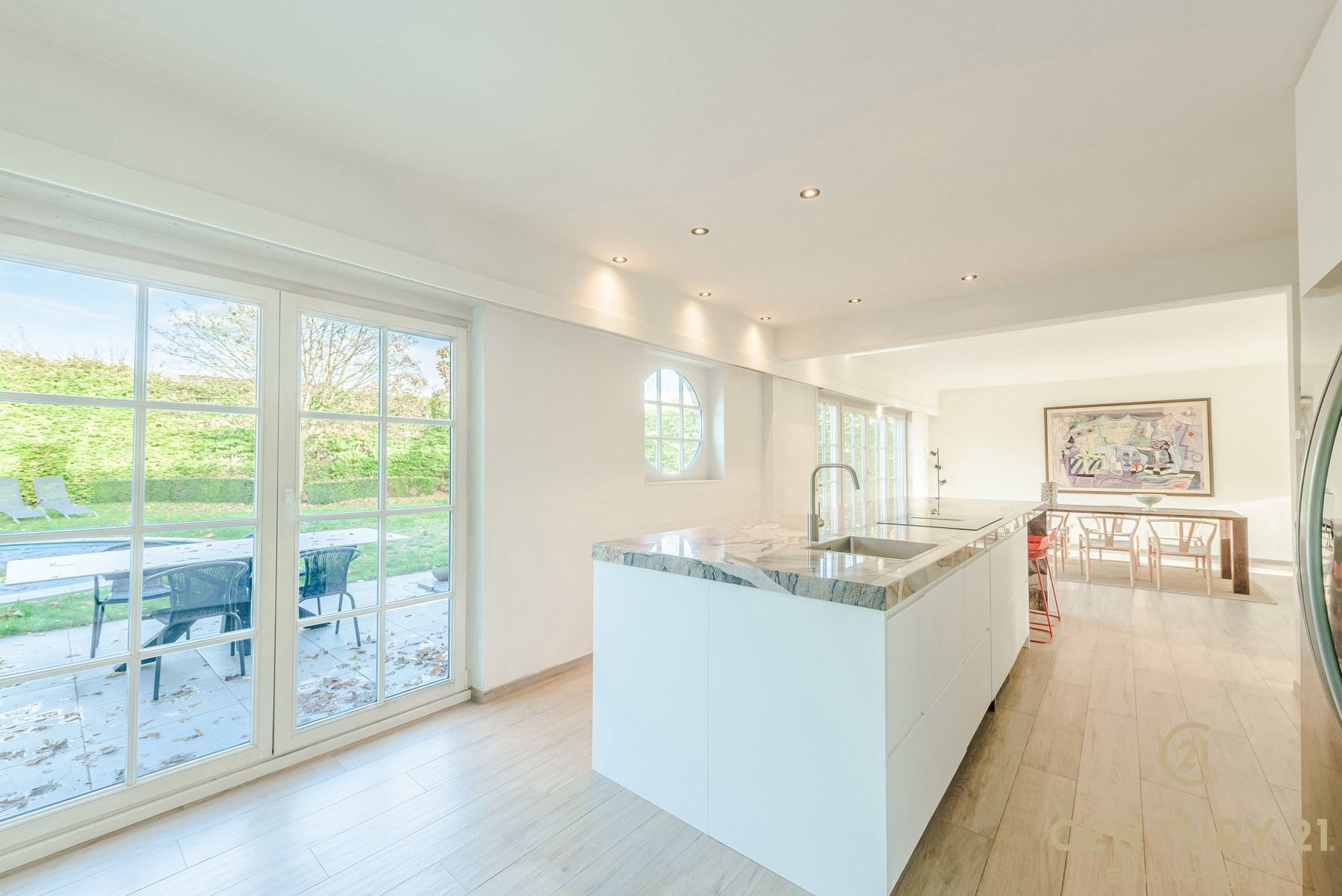 Praktisch gelegen, perfect onderhouden villa met zwembad foto 14