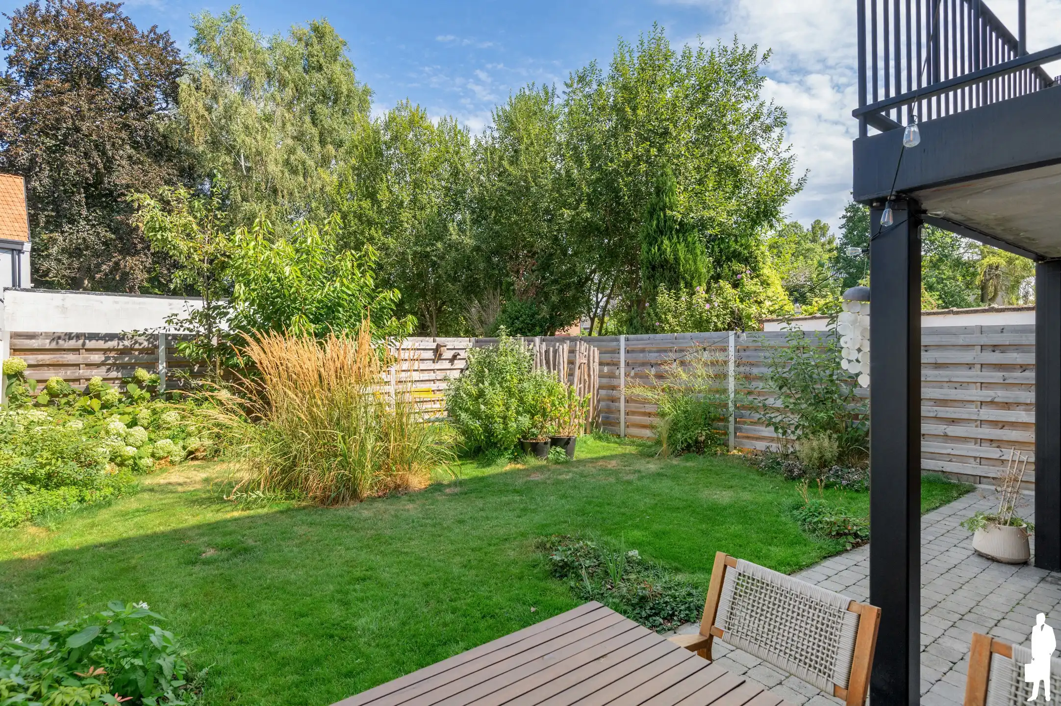 Gerenoveerd appartement met 2 slpks, tuin en autostaanplaats foto {{pictureIndex}}