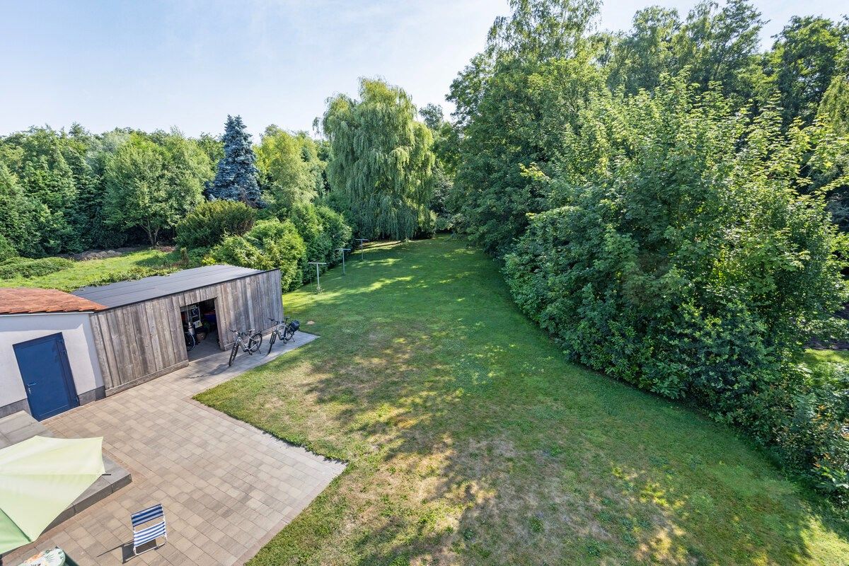 Ruim ingedeelde woning met 4 slpks op een mooi perceel van 21 are met achterliggend groen. foto 2