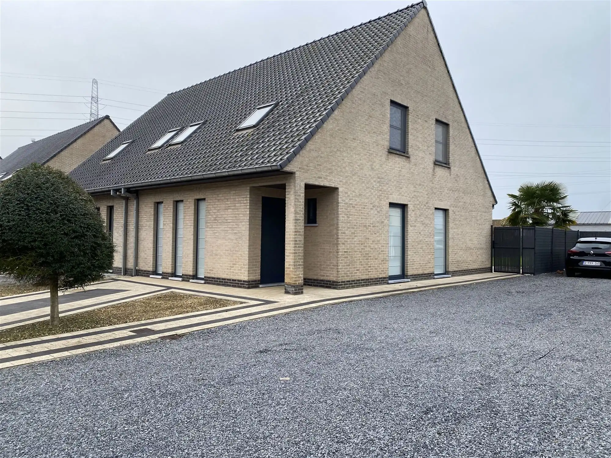 Halfopen bebouwing met grote tuin en veel parkeercomfort  foto {{pictureIndex}}