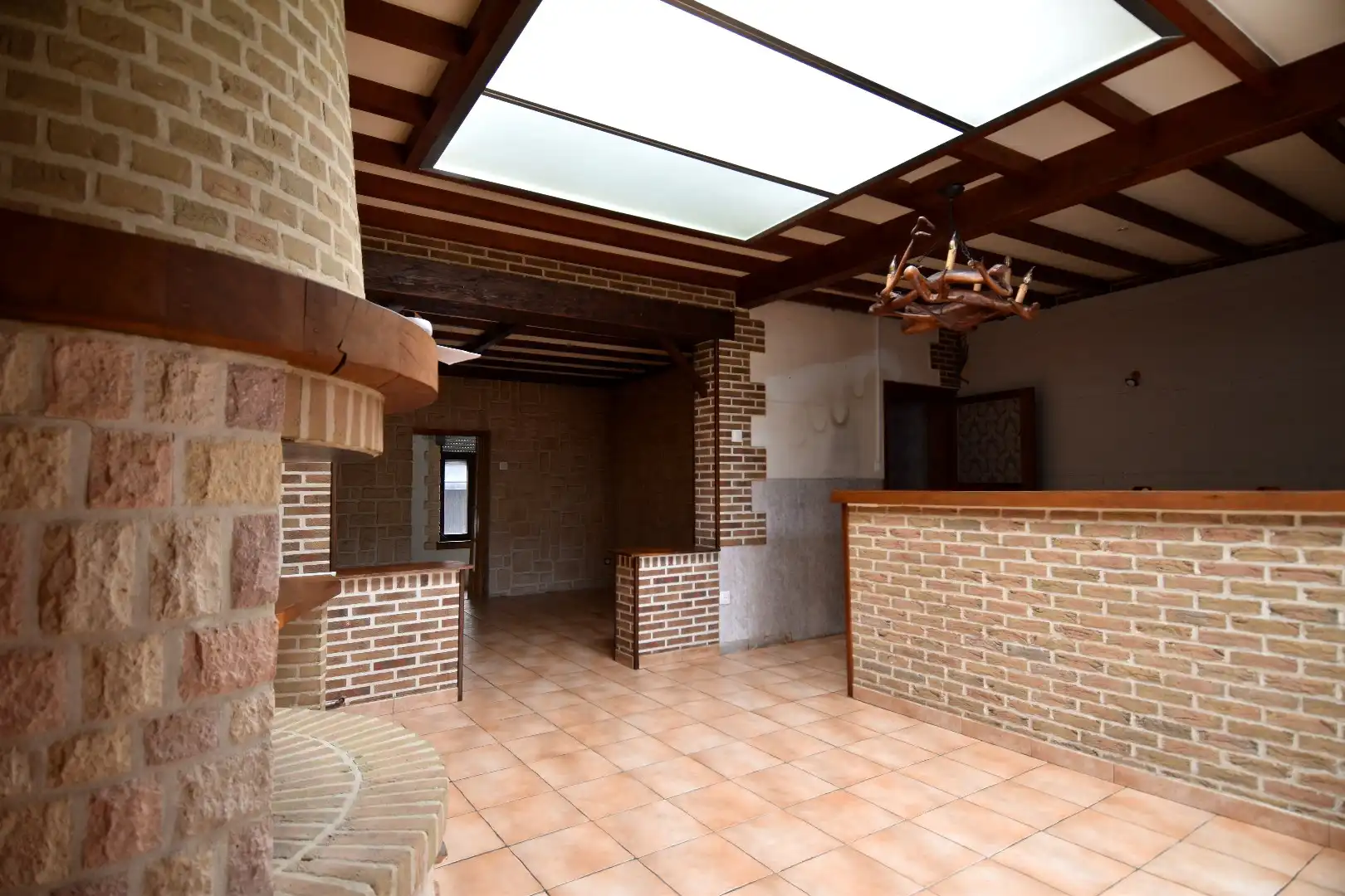 Te renoveren woning met 3 slaapkamers mét uitweg, ruime zolder en zonnig terras te koop in hartje Rekkem foto 2