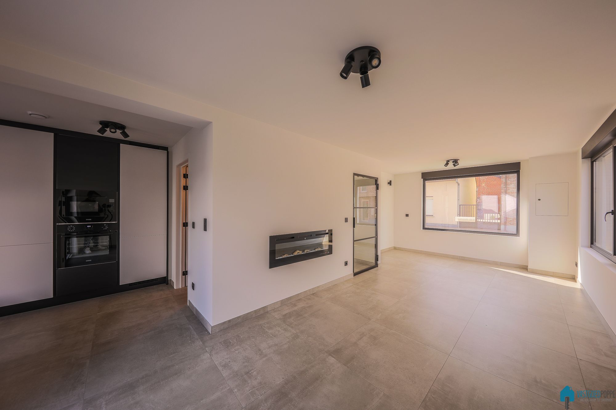 KWALITATIEF GERENOVEERDE ÉÉNGEZINSWONING MET TERRAS & TUIN foto 4