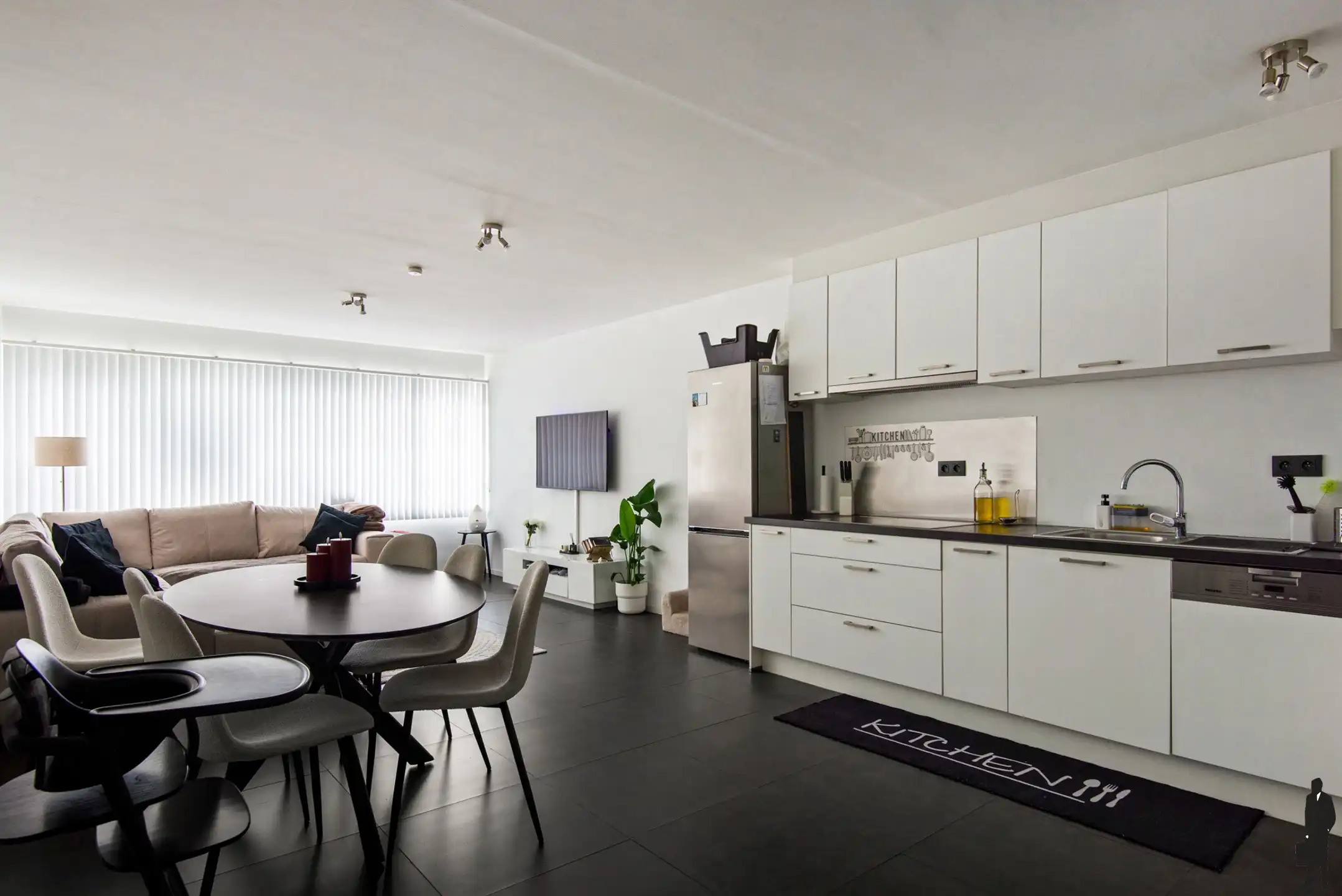 Instapklaar gelijkvloers appartement (81m²) met 2 slk’s, private parkeerplaats en kelderberging. foto 2