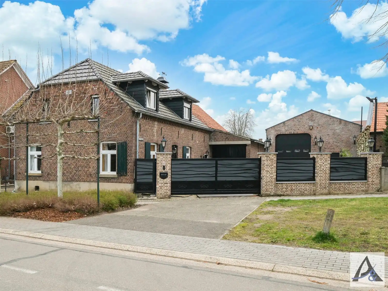 Hoofdfoto van de publicatie: Bijzondere eigendom met woon- en werkmogelijkheden in het pittoreske Kessenich