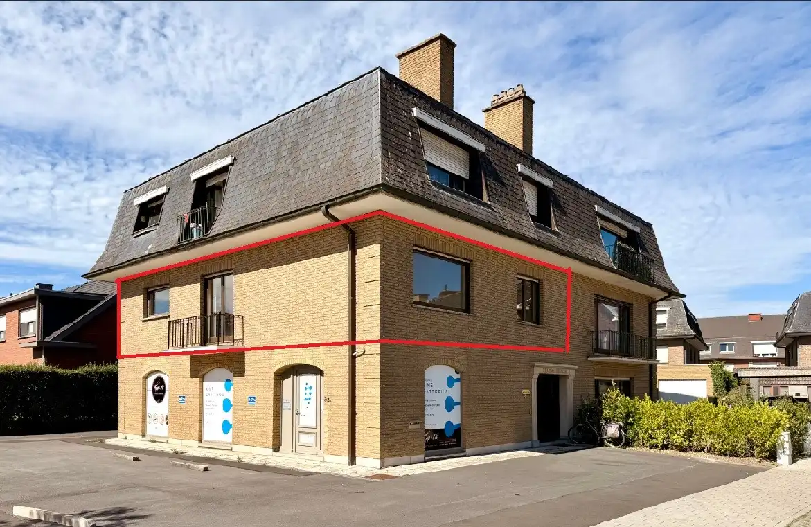 Volledig gerenoveerd pareltje met prachtig zicht op het pleintje! foto 29