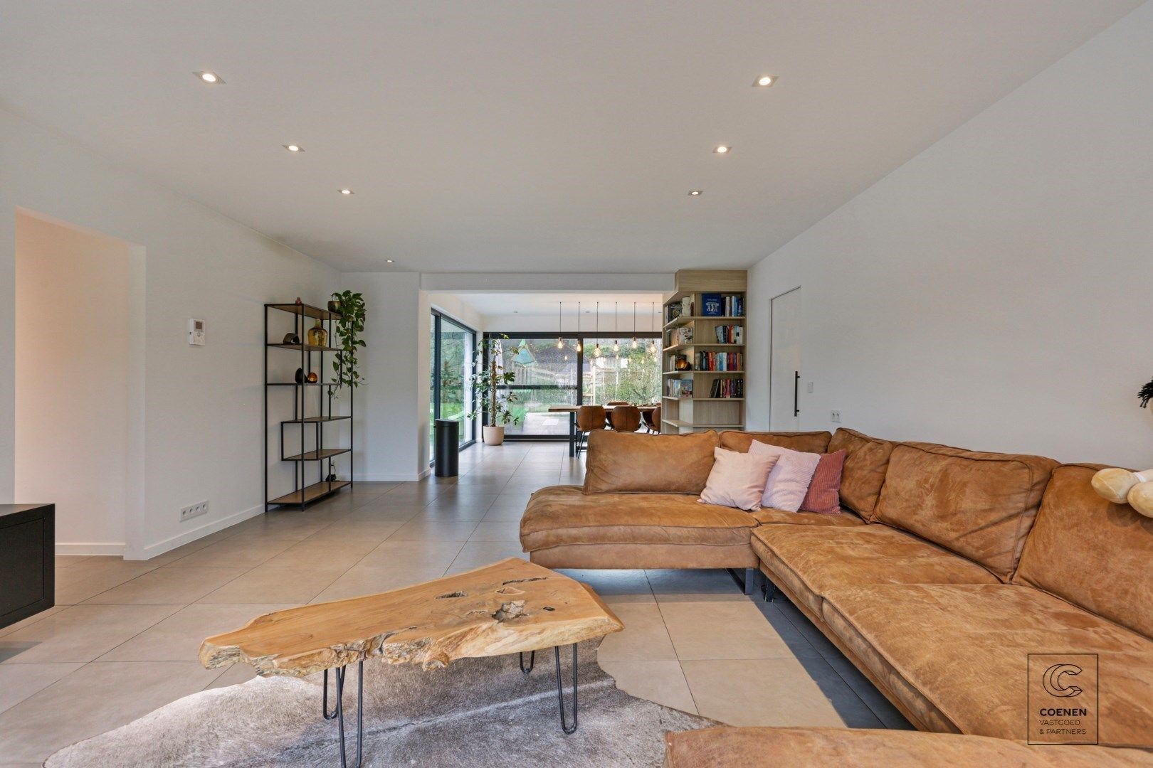 Prachtig gerenoveerde villa  met 4 slpk's, een bew. opp. van 200 m² op een uiterst rustig en groene ligging te Schilde foto 5