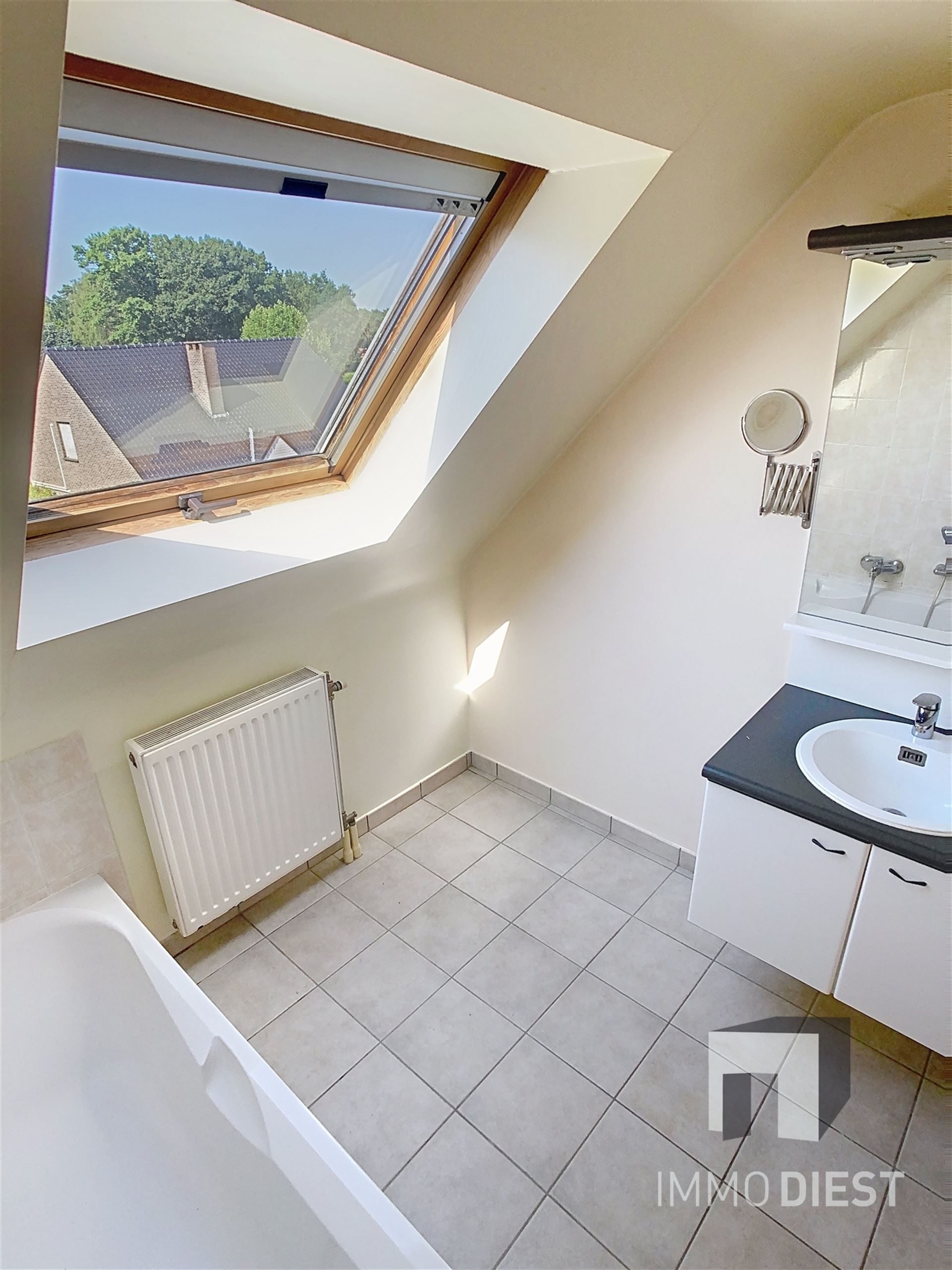 Triplex met 2 slaapkamers en inpandige garage foto 12