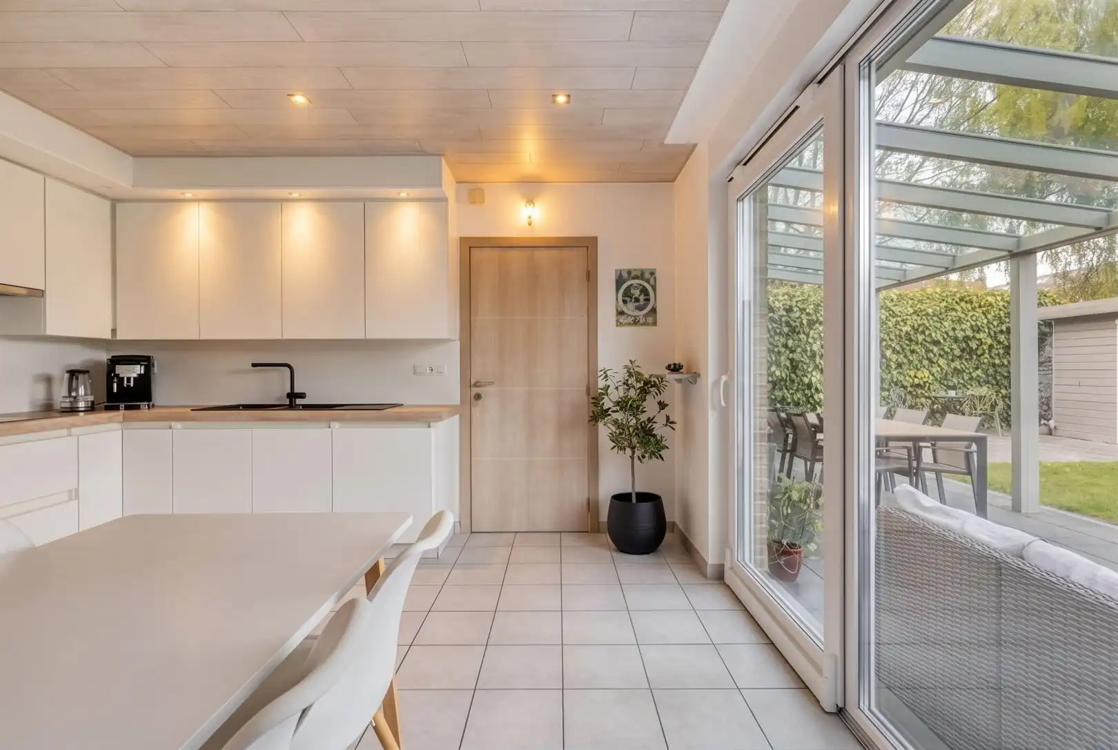 Verzorgde woning met 3 slpk en garage foto 11