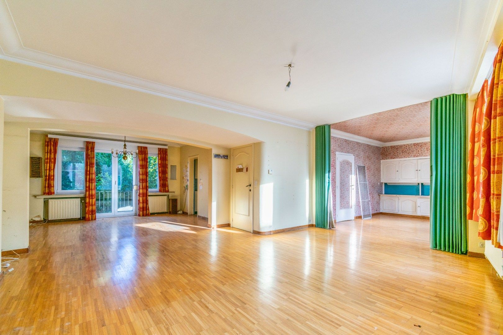 Een te vernieuwen, grote (305m²) “dokterswoning”  foto 3