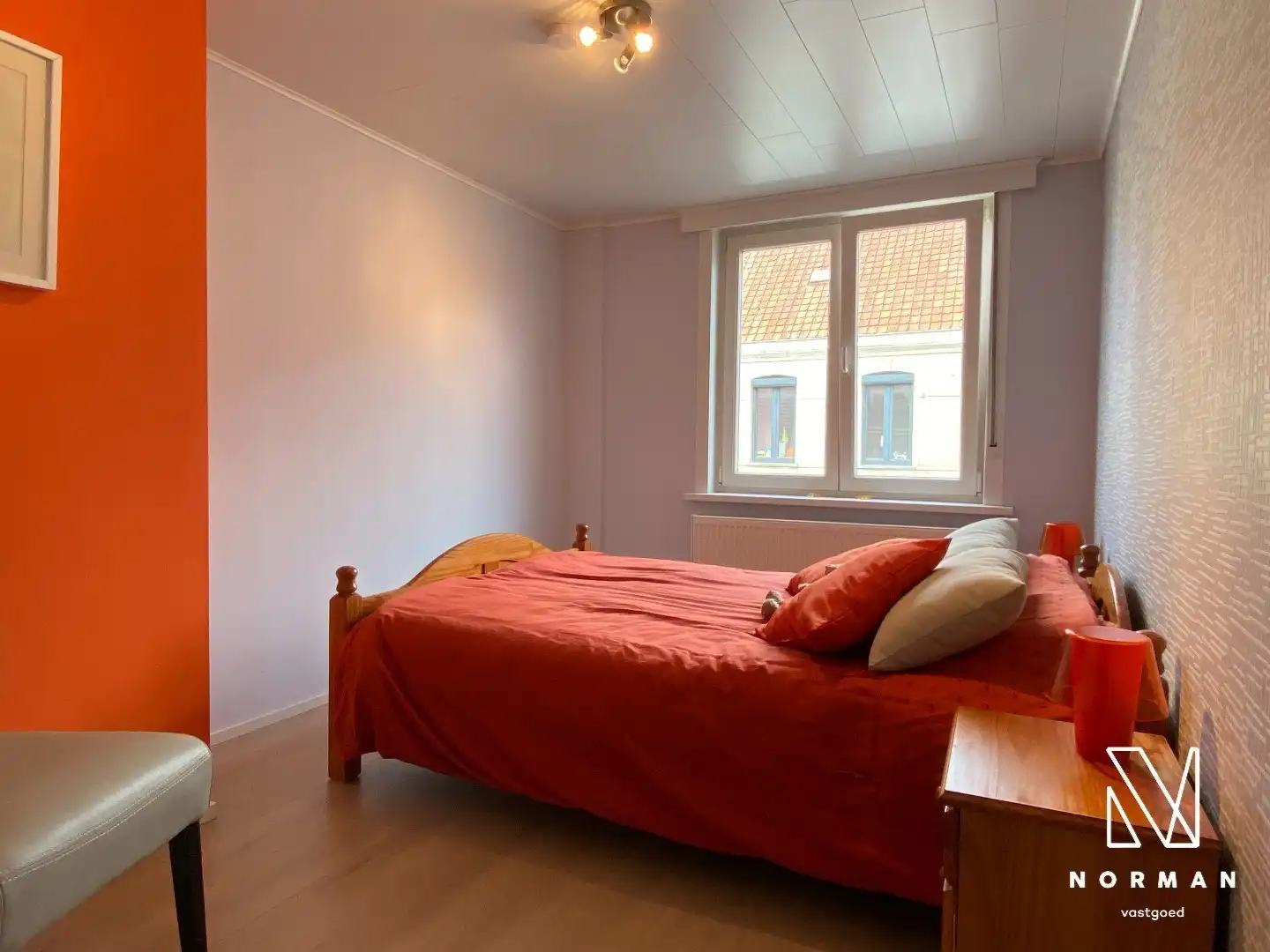 Halfopen woning met 3 slaapkamers, bijgebouw/atelier en grote voorkamer voor eventuele handelszaak foto 8