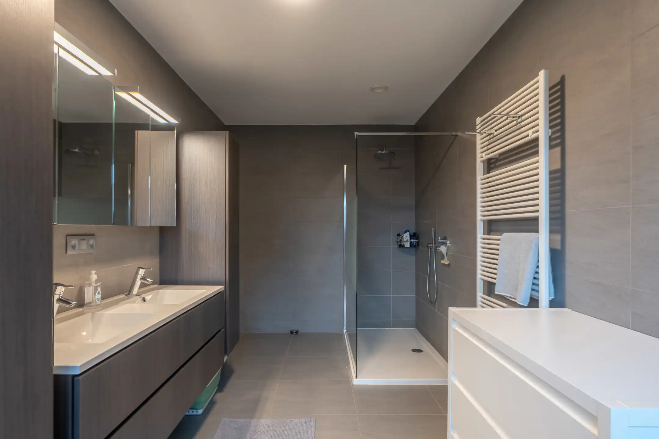 Ruime moderne woning met garage en tuin nabij het centrum van Turnhout. foto 31