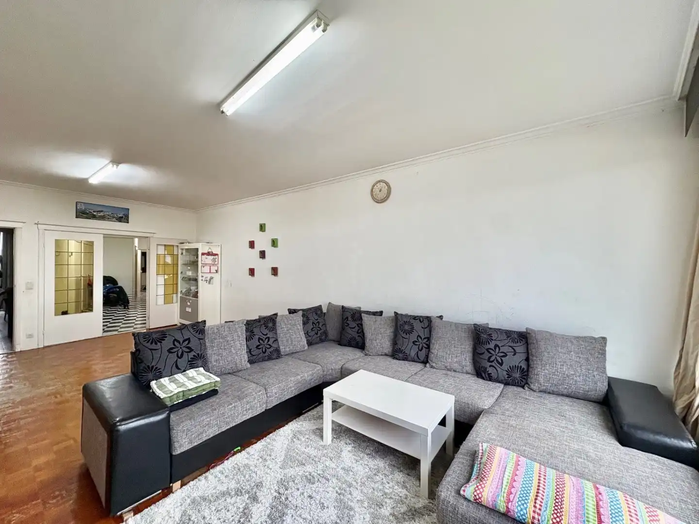Te renoveren ruim 2-slpk appartement met staanplaats en kelder foto 2