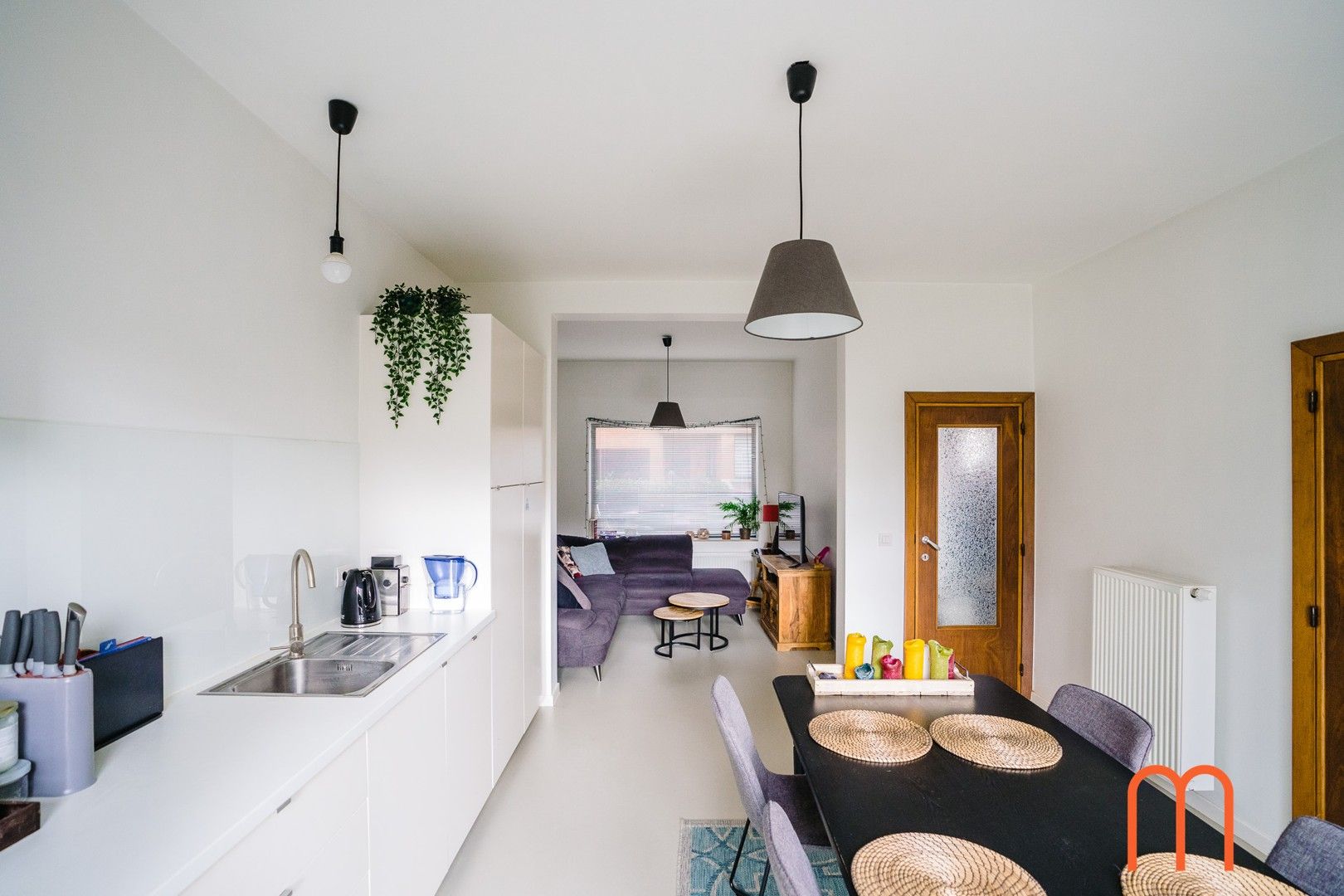 Mooie, gerenoveerde woning met 3 slaapkamers in de rustige wijk Mariakerke. foto {{pictureIndex}}