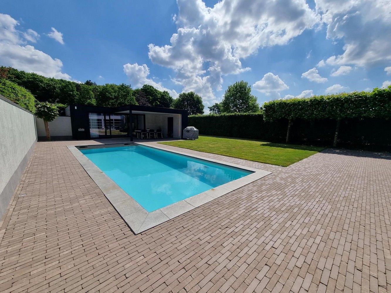 Prachtige villa woning, rustig gelegen met zonnige, diepe tuin voorzien van zwembad en poolhouse. foto 3