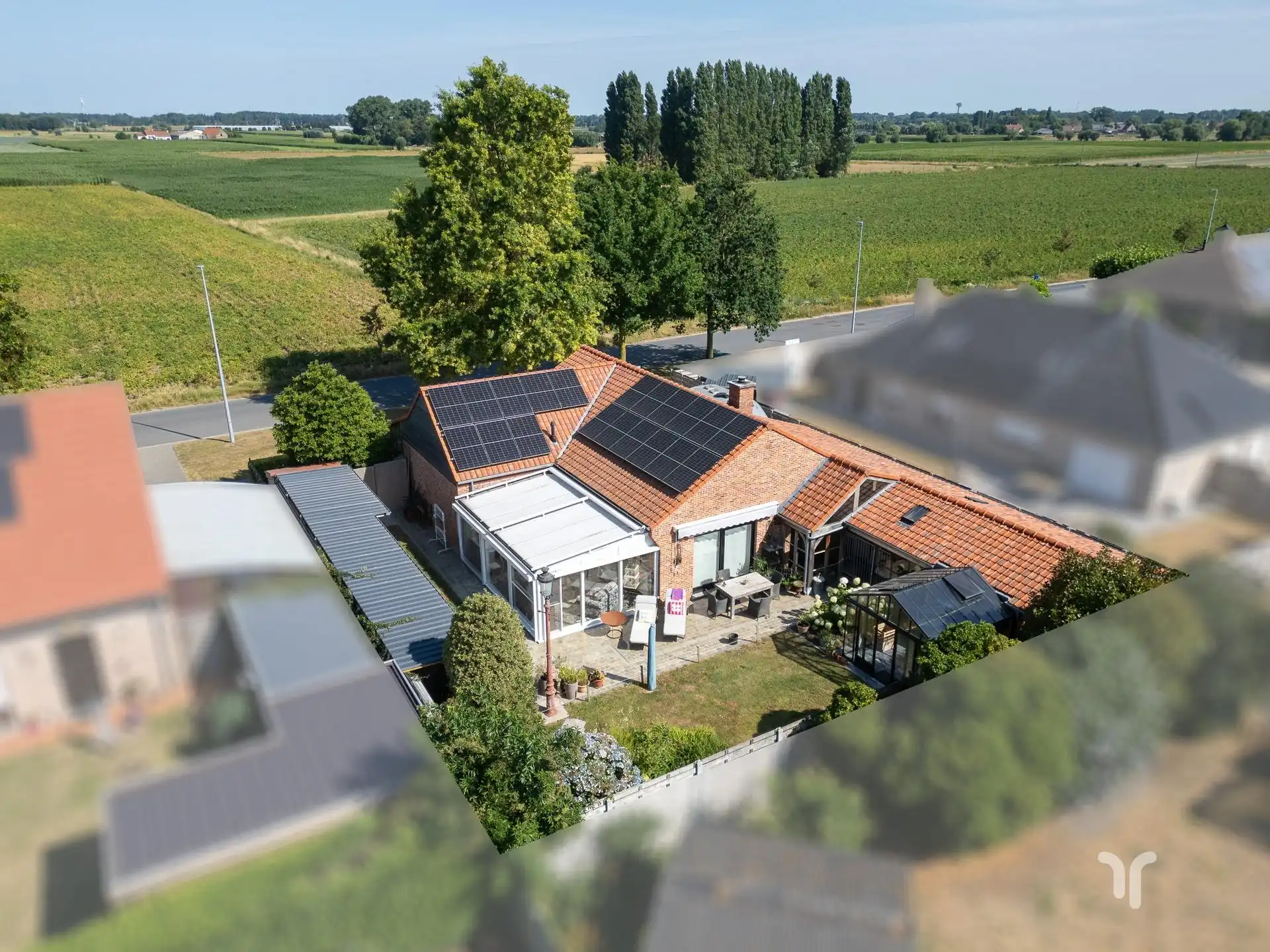 Zeer verzorgde, instapklare, volledig gerenoveerde open bebouwing met 5 slaapkamers. foto {{pictureIndex}}