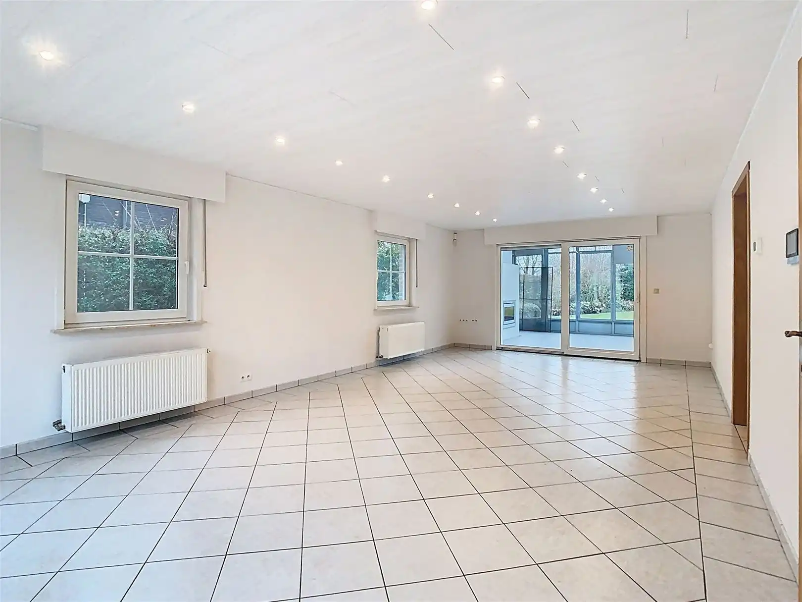 RUIME VILLA MET 4 SLPK EN MOOIE TUIN foto 4