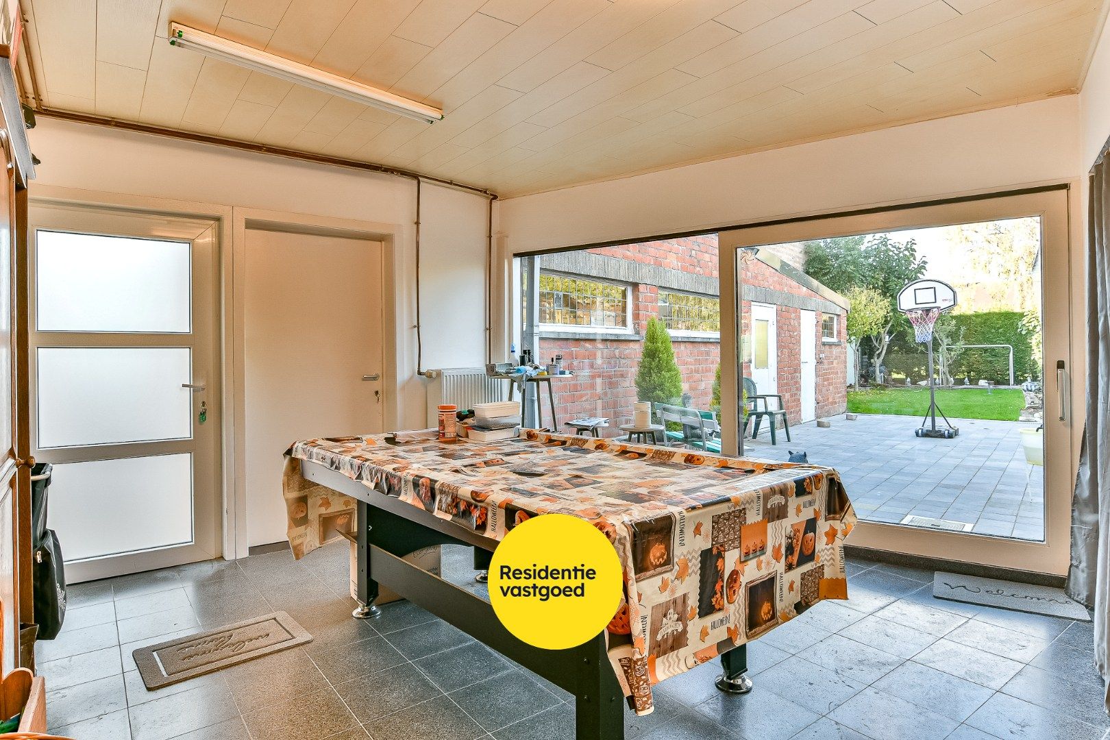 Halfopen woning met drie slaapkamers, tuin en garage foto 14