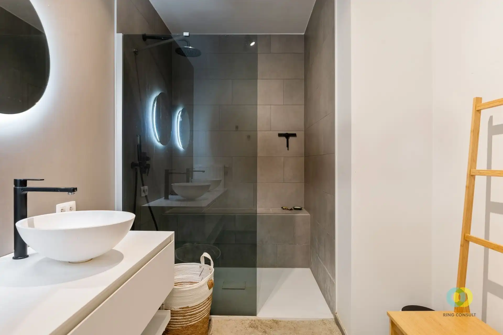 Stijlvol  3-slaapkamerappartement met waterzicht foto 11