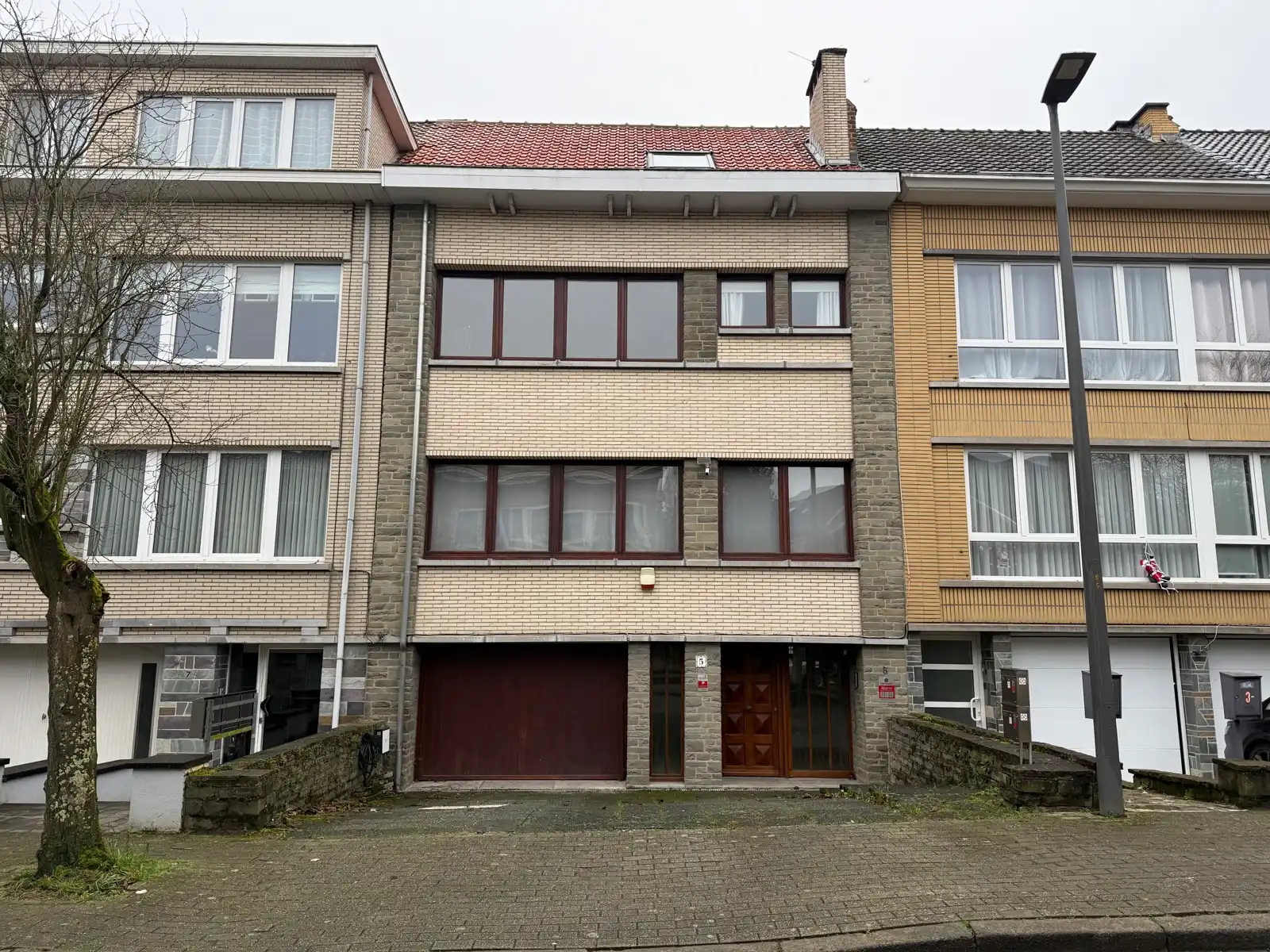 Ruime woning met 4 slaapkamers, garage en tuin in Dilbeek foto {{pictureIndex}}