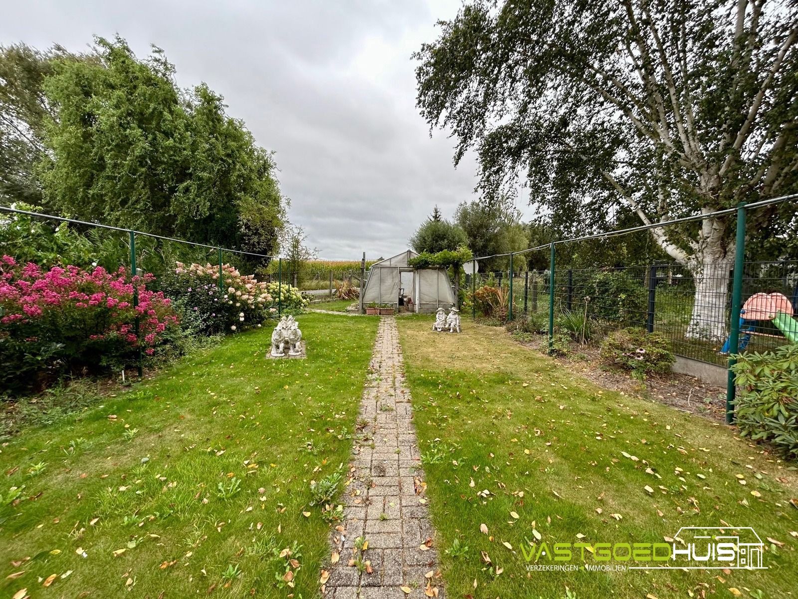 Ruime gezinswoning met garage en tuin foto 24