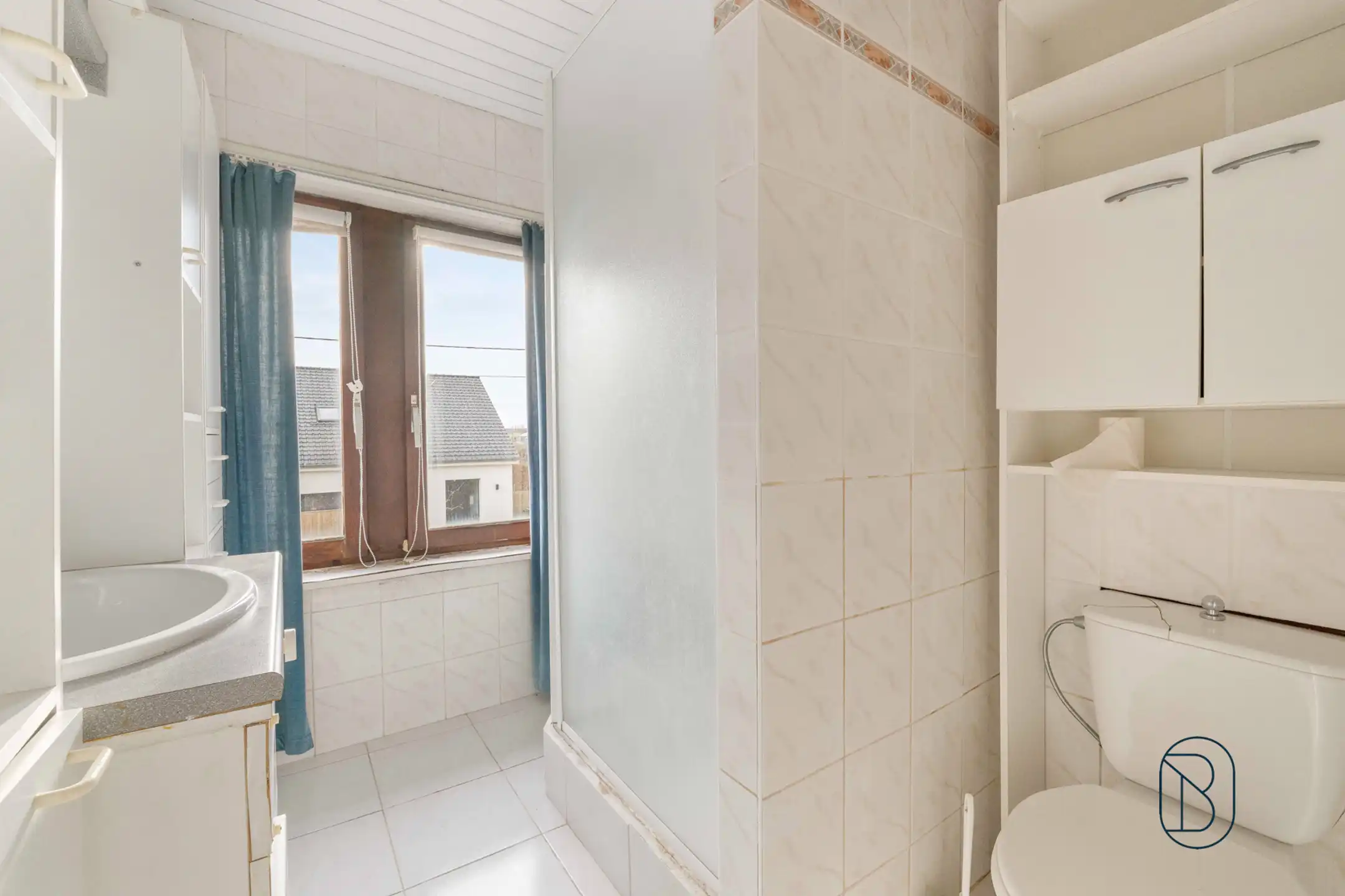 Woning met garage, oprit en tuin - veel potentieel foto 12