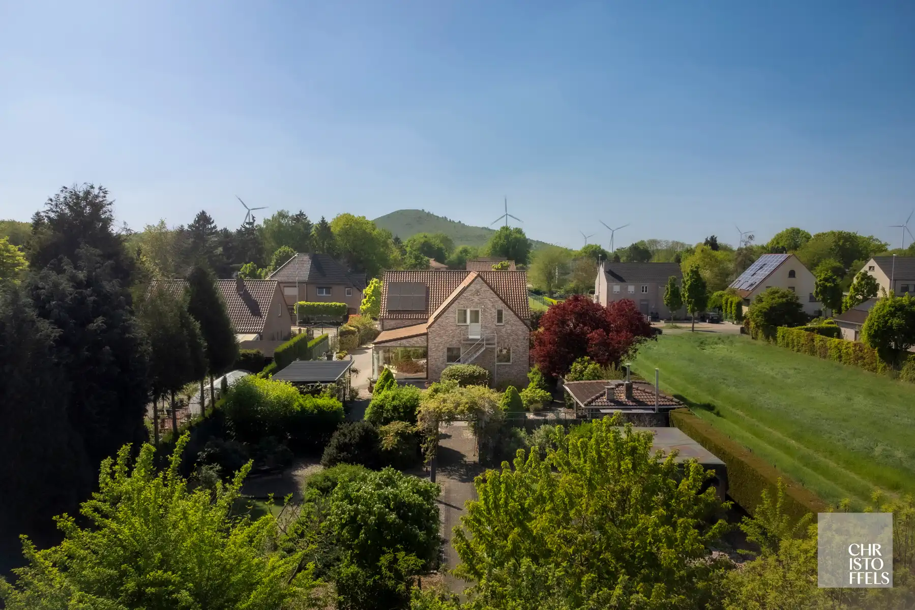 Zeer ruime woning met twee studio's op een perceel van 1950 m²! foto 8