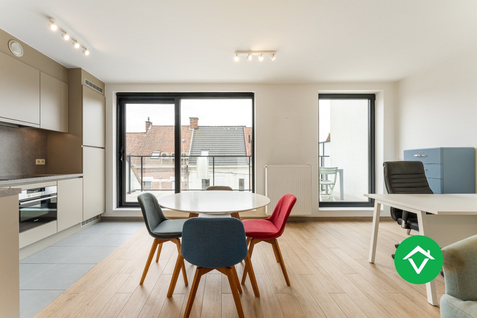 Recent, instapklaar appartement met één slaapkamer, ruim terras en autostaanplaats te Roeselare foto {{pictureIndex}}