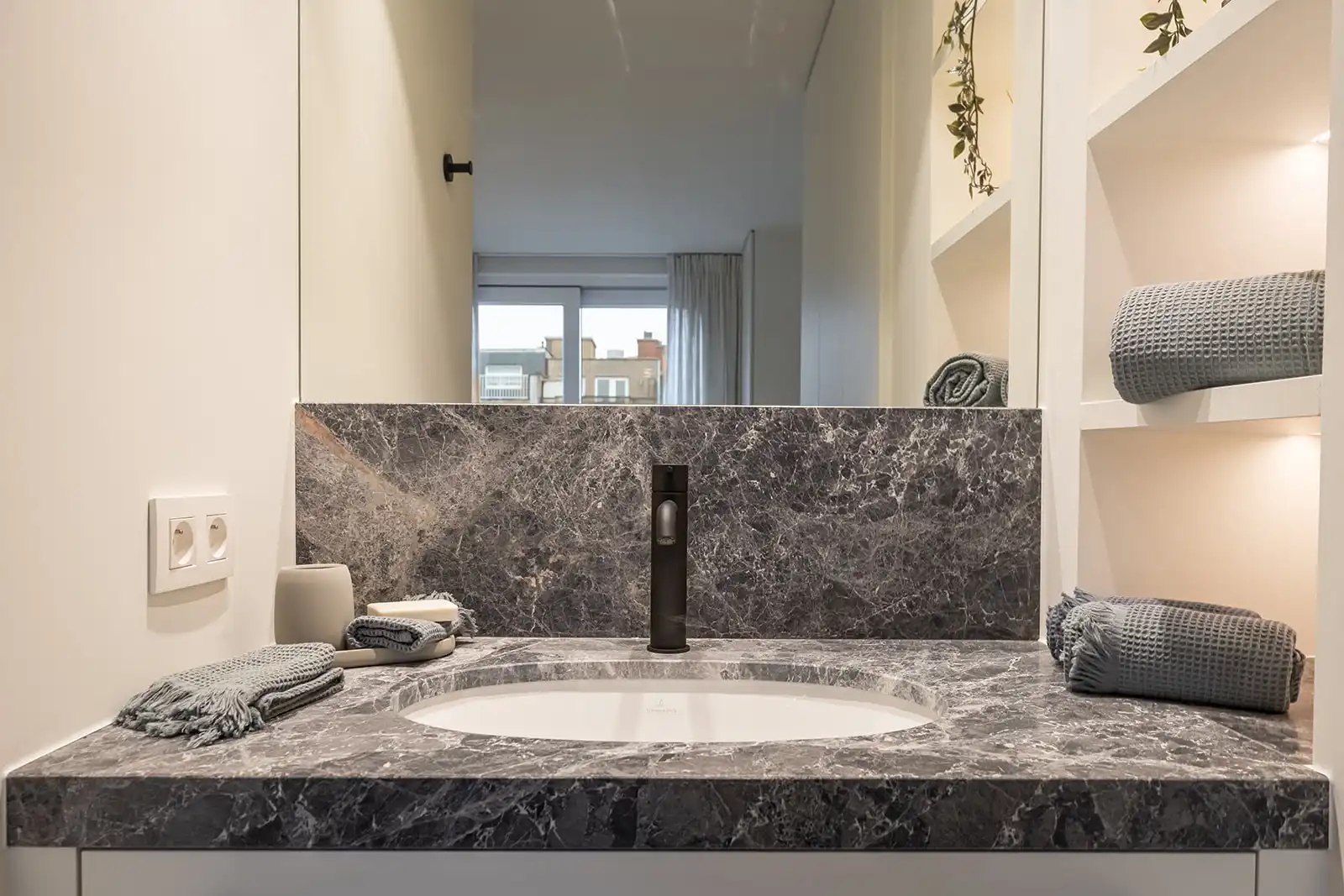 Prachtige penthouse met grote zonneterrassen (50 m²), met zijdelings zeezicht. foto 11