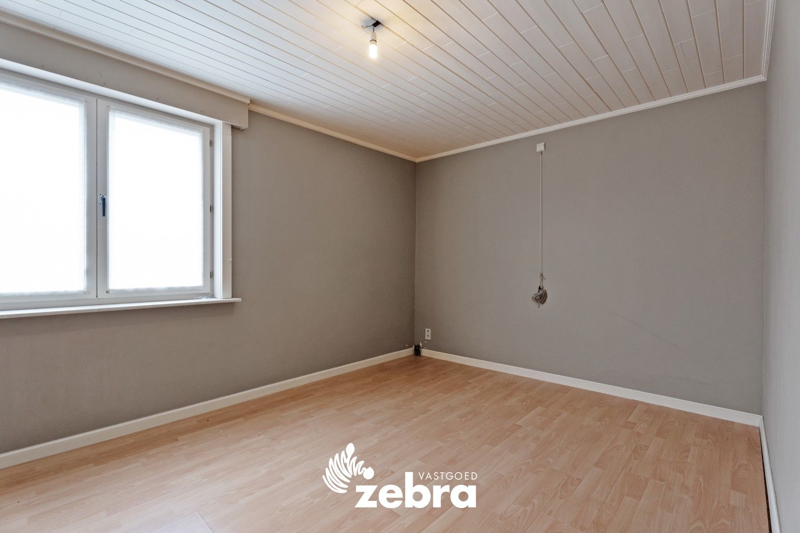 Licht op te frissen woning op een ruim perceel te centrum Roeselare! foto 12
