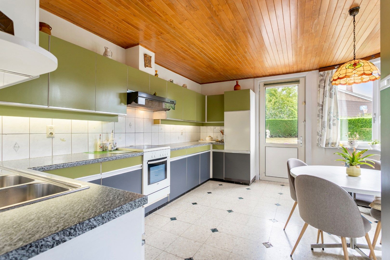 Woning met 2 (mogelijk 3) slpk. , tuin en inpandige garage foto 8