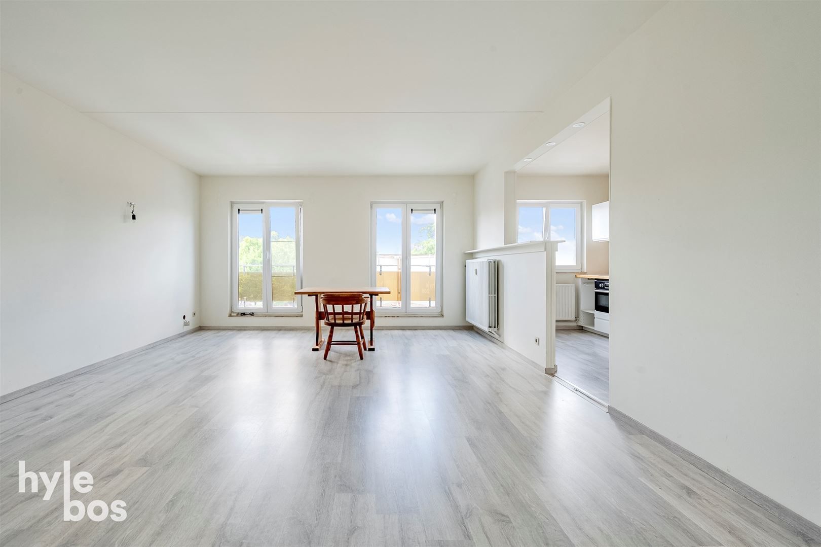 Instapklaar 2 slaapkamer appartement gelegen op de Markt van Moerbeke foto 2