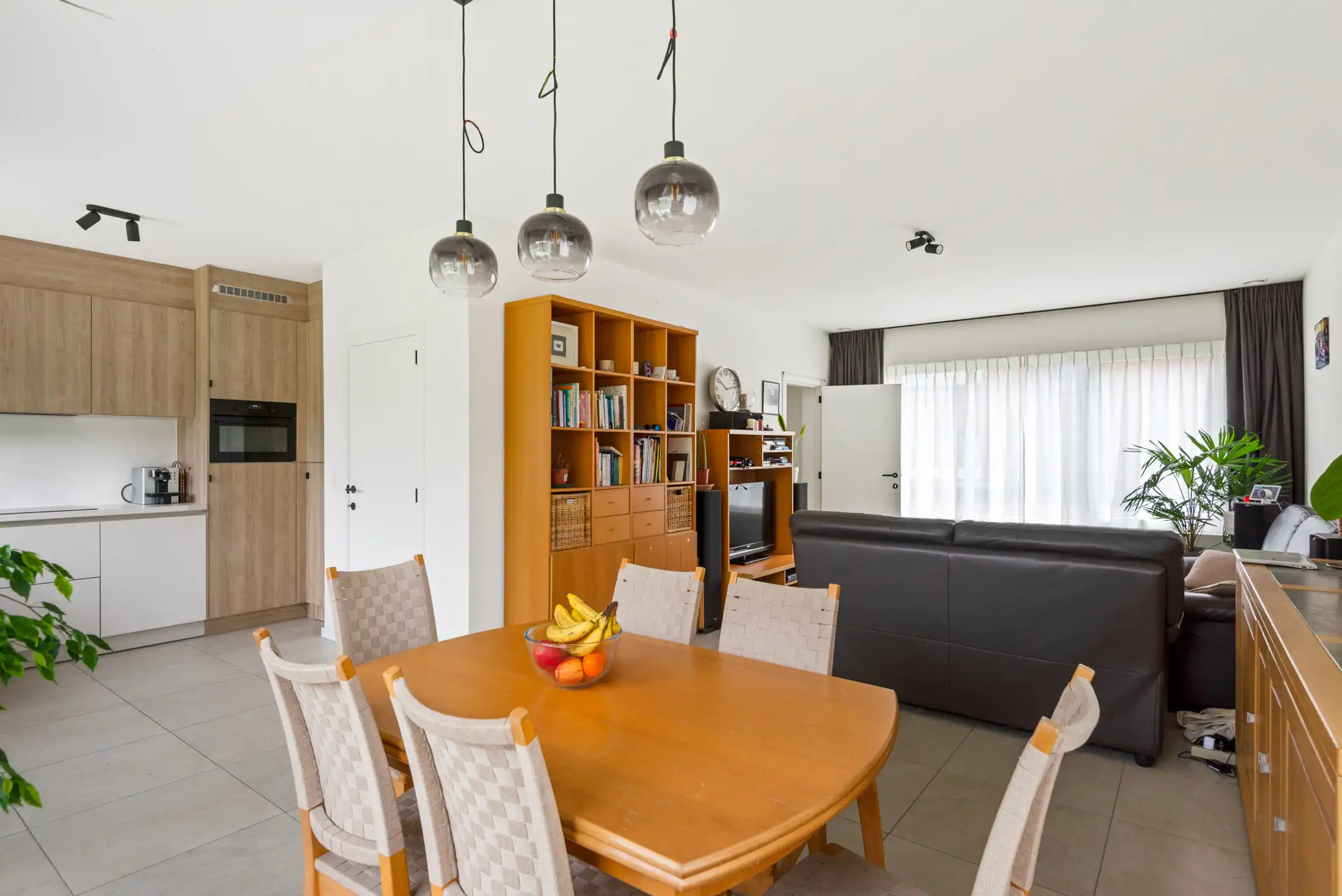 Moderne, instapklare Bungalow met 4 slpk. en 2 badk. en bijgebouw op 12 are 30 ca foto 11