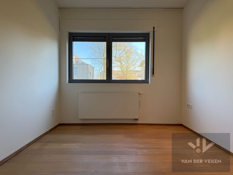 HOOGWAARDIG AFGEWERKT GELIJKVLOERS VILLA-APPARTEMENT foto 9