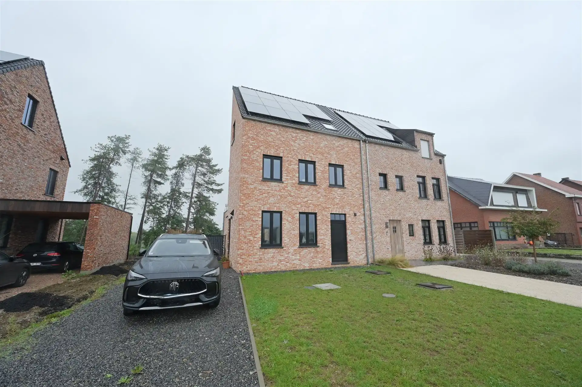 Moderne woning met 4 slaapkamers en tuin te Ramsel foto {{pictureIndex}}