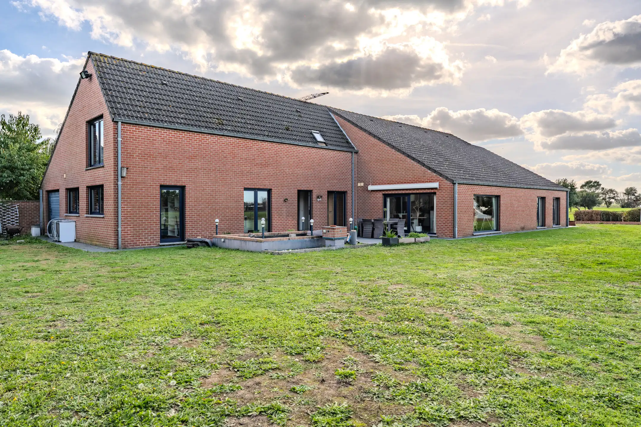 UNIEK EIGENDOM OP EEN TERREIN VAN 8.187 M² – RUST & RUIMTE ! foto 2