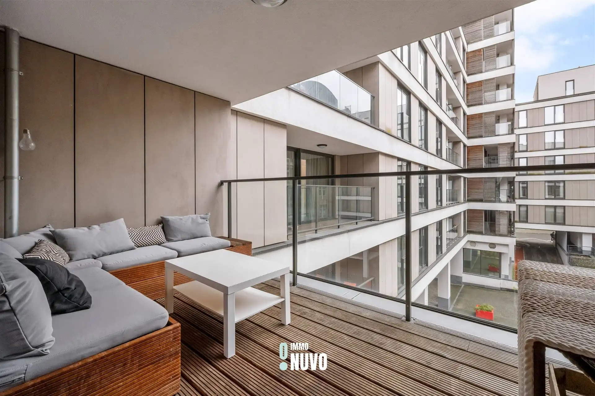 Lichtrijk 2‑slpk appartement in Europese wijk foto 3