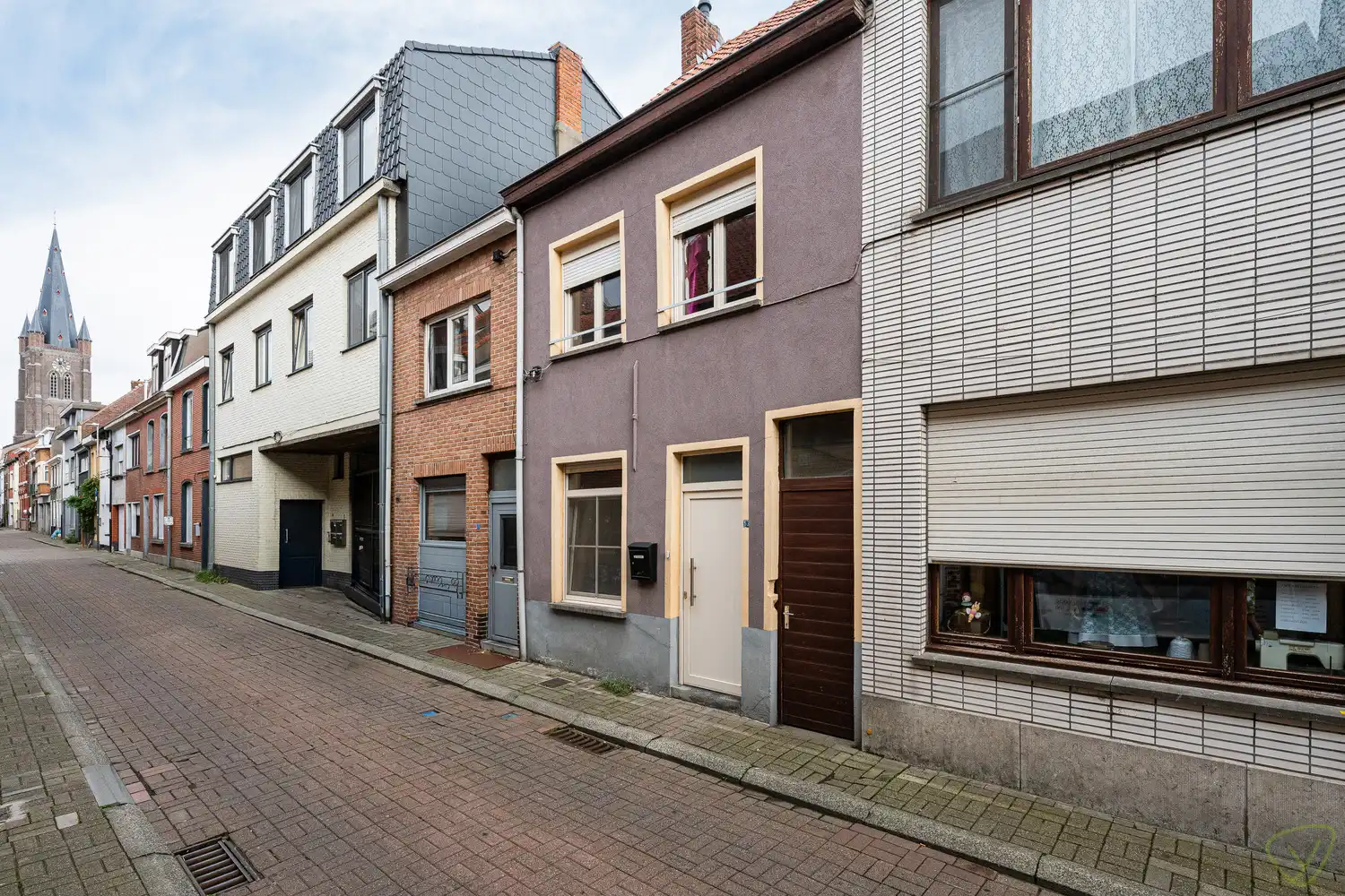 Hoofdfoto van de publicatie: Leuke starterswoning met parking in het centrum van Eeklo nabij de Markt.