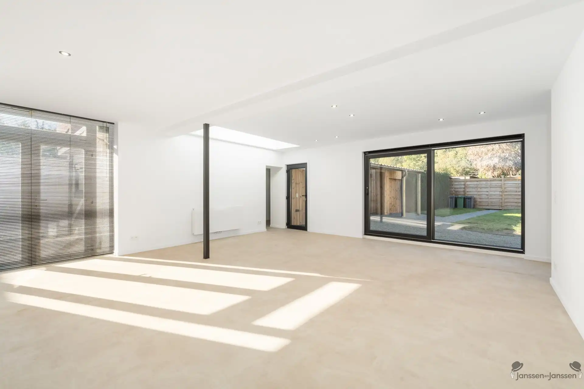 Luxueus gerenoveerd duplexappartement met 4 slaapkamers en private tuin foto 4