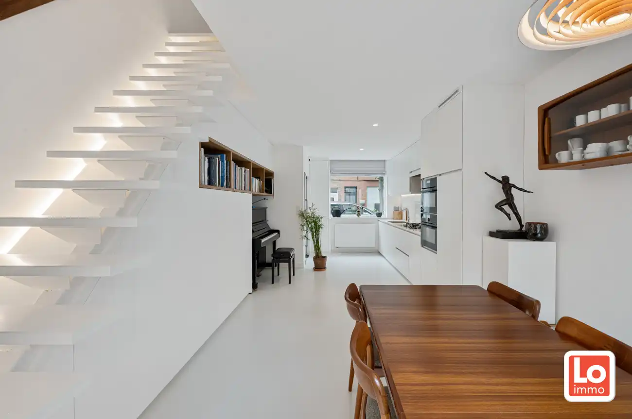 VERKOCHT! Instapklare, modern gerenoveerde lichtrijke stadswoning op een rustige locatie nabij het centrum van Gent! foto {{pictureIndex}}