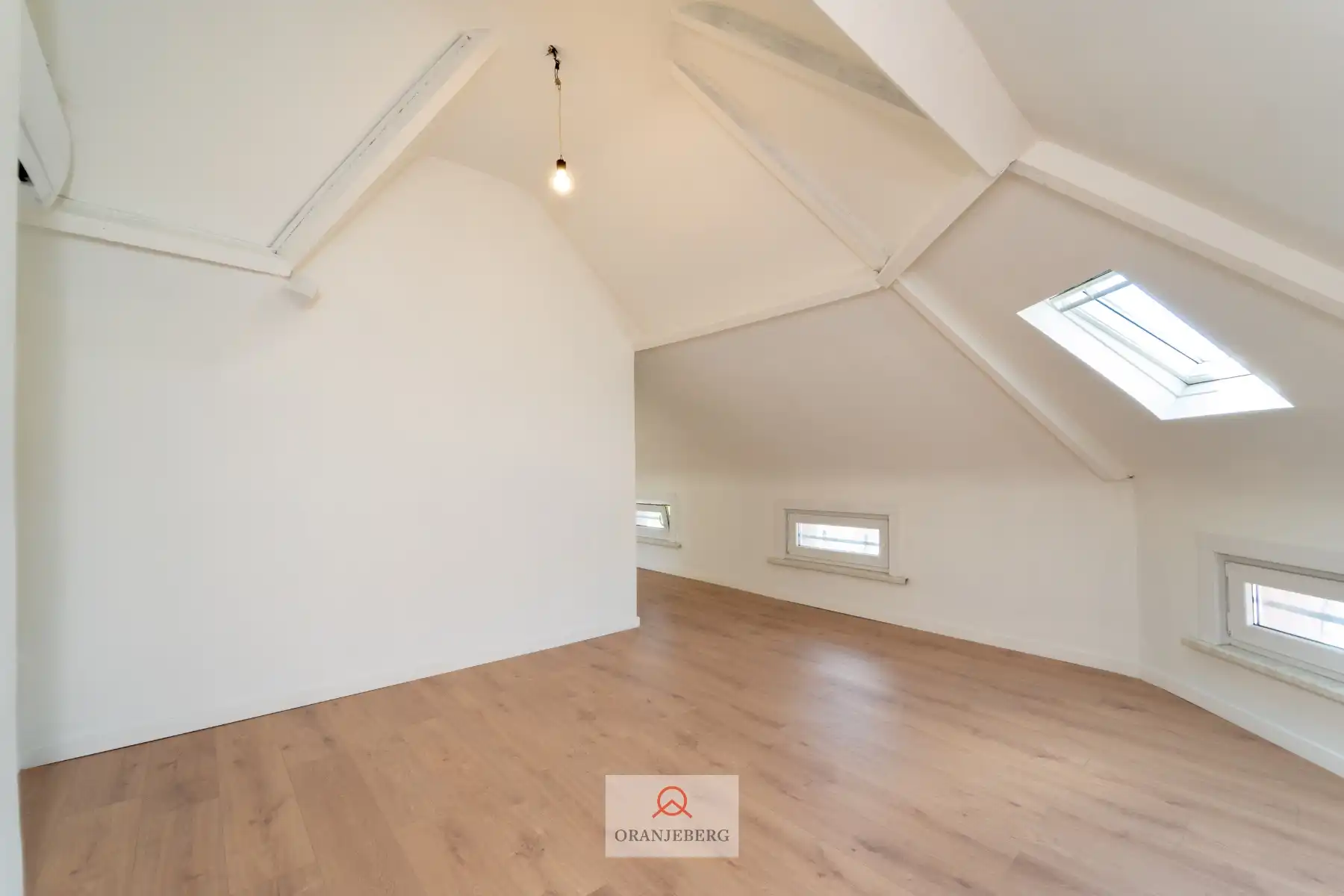 Gerenoveerde lichtrijke hoekwoning aan het water foto 26