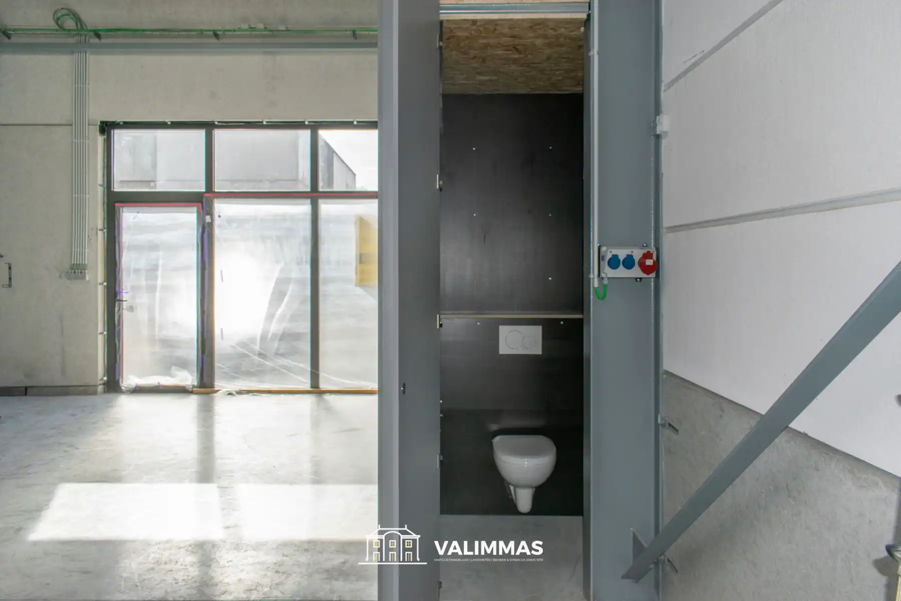 Nieuw bedrijfsgebouw (± 240m²) met sanitair en parking... foto 6