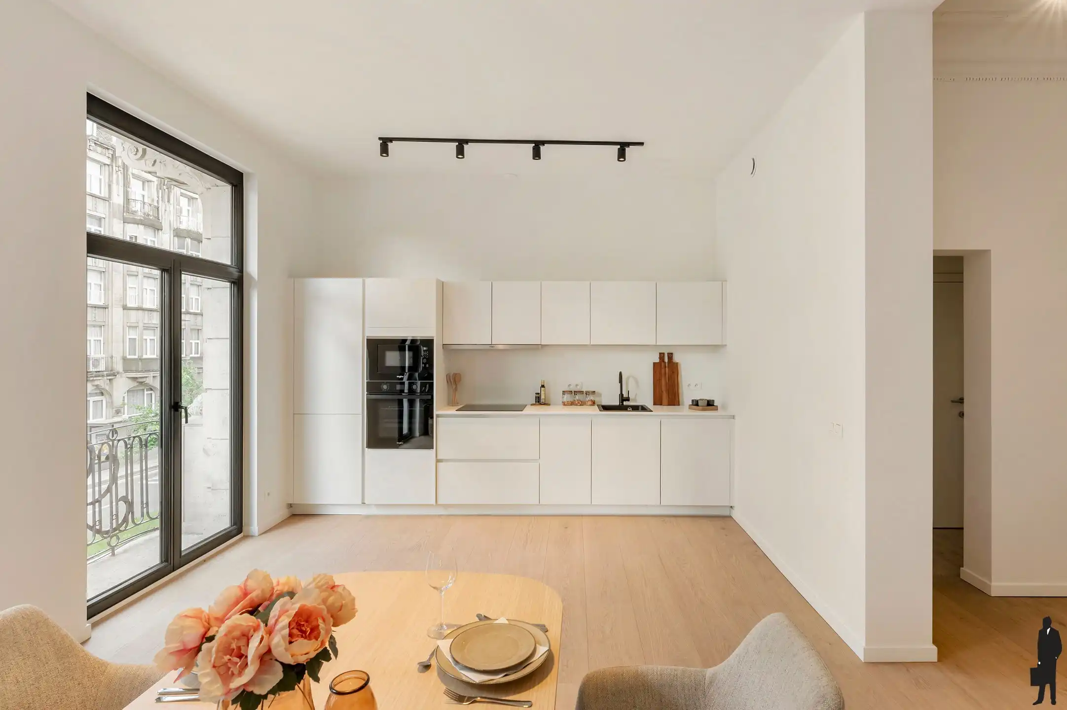 Gerenoveerd tweeslaapkamer appartement met balkons foto 3